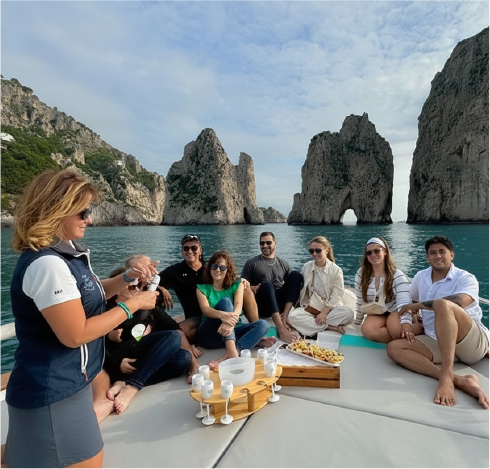 Grupo de personas disfrutando en un yate